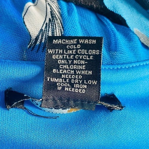 Robert Louis Women’s Sz Med. Blue W/ White Floral Ruffle V-Neck Faux Wrap Dress - Picture 6 of 7